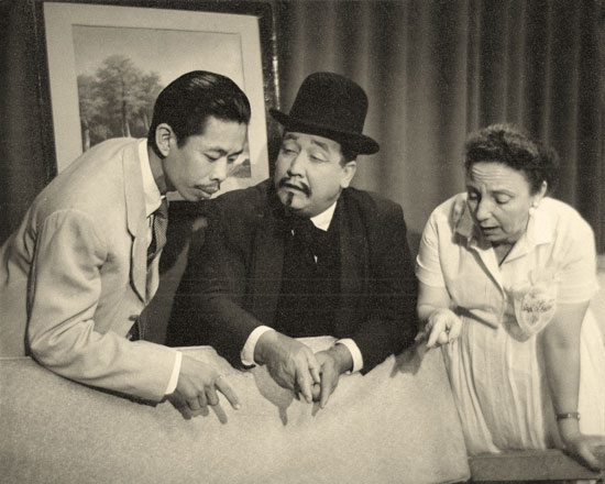 Emilio Ruiz (Chino Wong) junto a Agustin Chang y Julita Muñoz